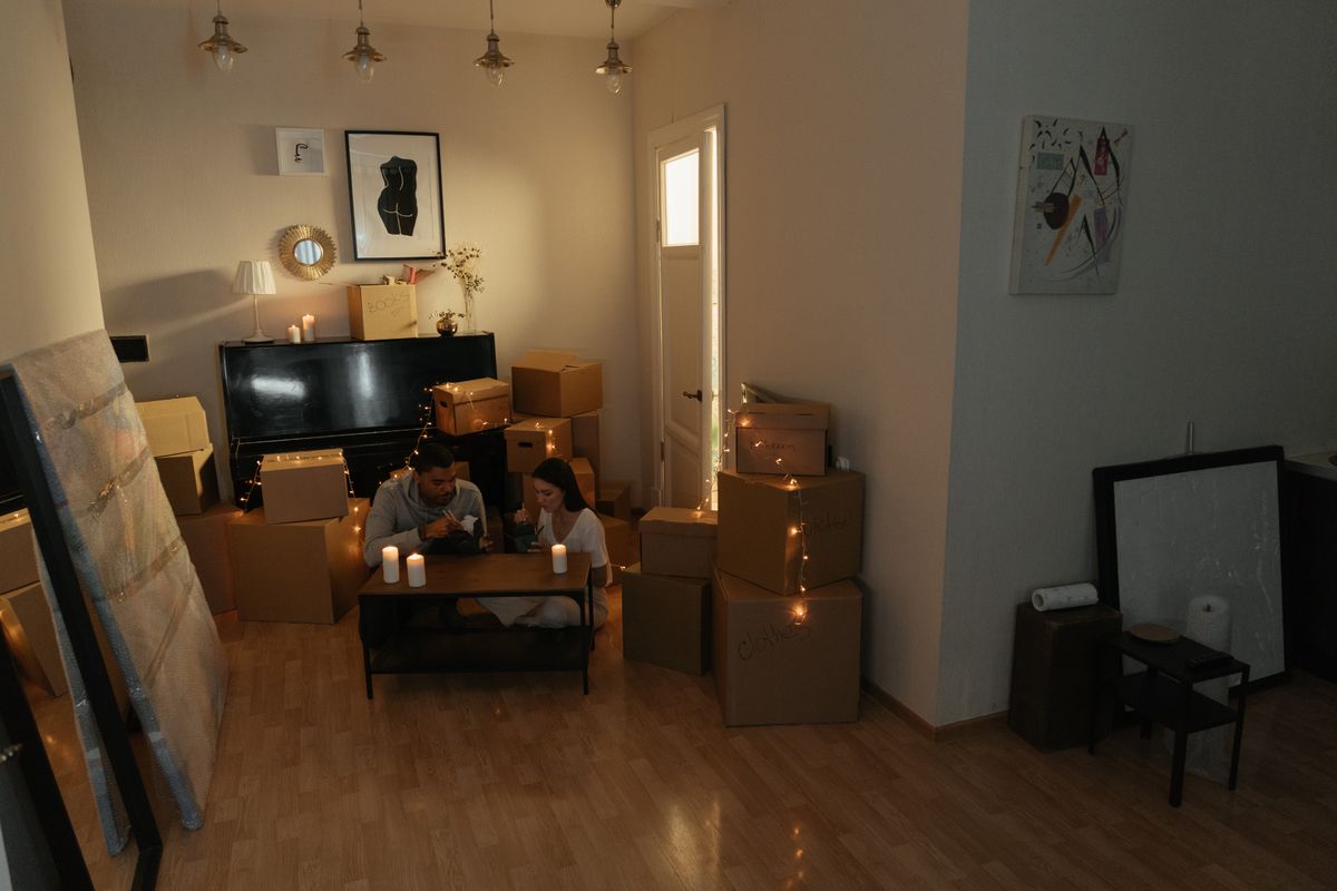 Equipo retirando muebles de un piso