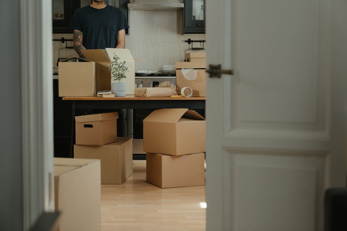 Cajas de mudanza en un piso